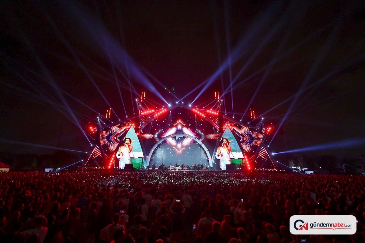 Semicenk ve Yıldız Tilbe, İstanbul Festivali'nde sahne aldı