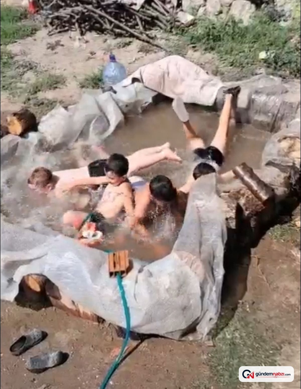 Amasya'da naylon havuzda Eğlenen çocuklar