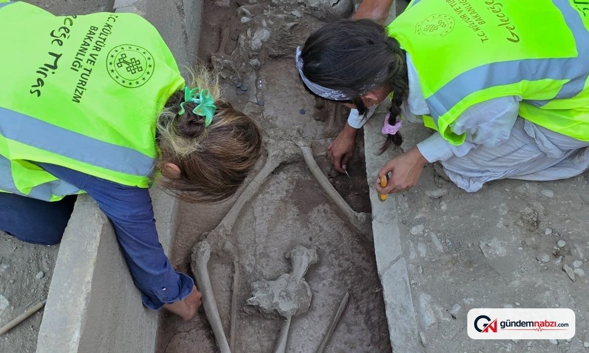 Antalya'da 2400 yıllık güreşçi mezarı bulundu