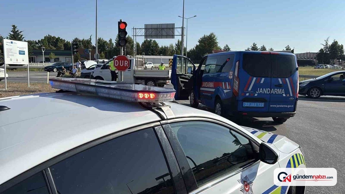 Edirne'de kavşakta otomobiller çarpıştı: 2 yaralı