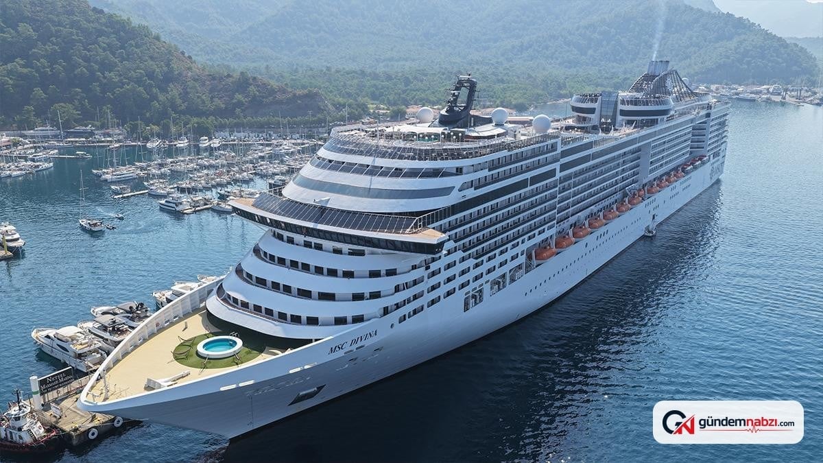 Marmaris'e 4 bin 180 turist getiren gemi limana yanaştı