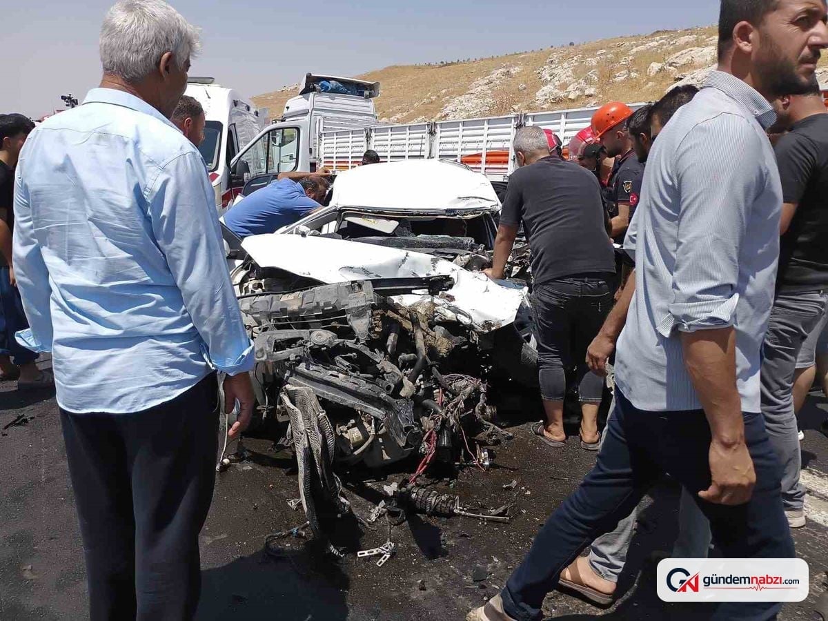 Şanlıurfa'da tır ile otomobil çarpıştı: Sıkışan sürücü kurtarıldı