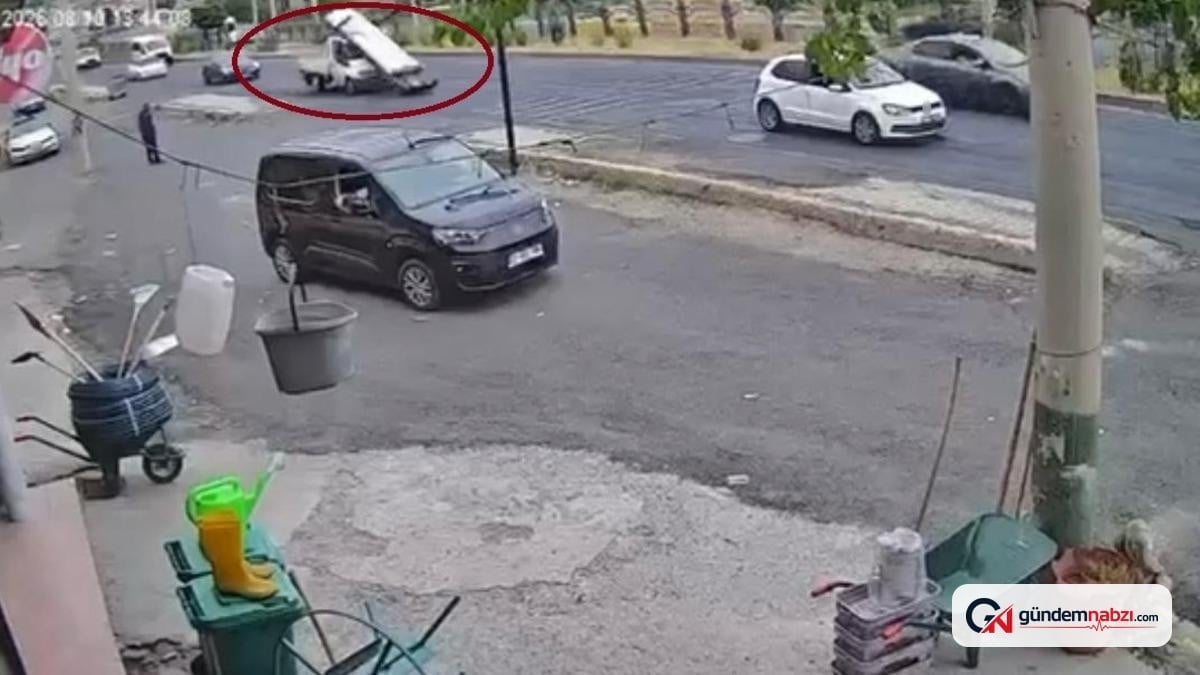 Diyarbakır'da fren yapan kamyonetten demirler yola savruldu
