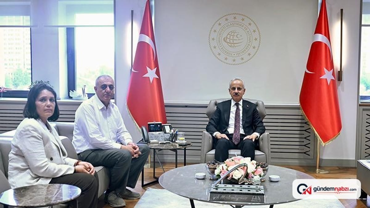 Bakan Uraloğlu, okul saldırısında hayatını kaybeden Adnan'ın ailesini kabul etti