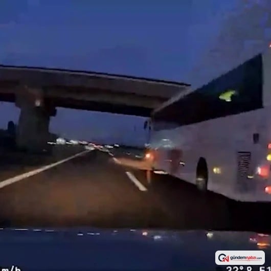 Bolu'da otobüsün sıkıştırdığı otomobil bariyerlere çarptı