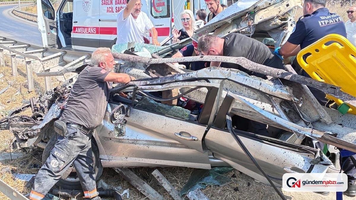 Bursa'da kaza: Bariyerlere çarpan otomobil demir yığınına döndü