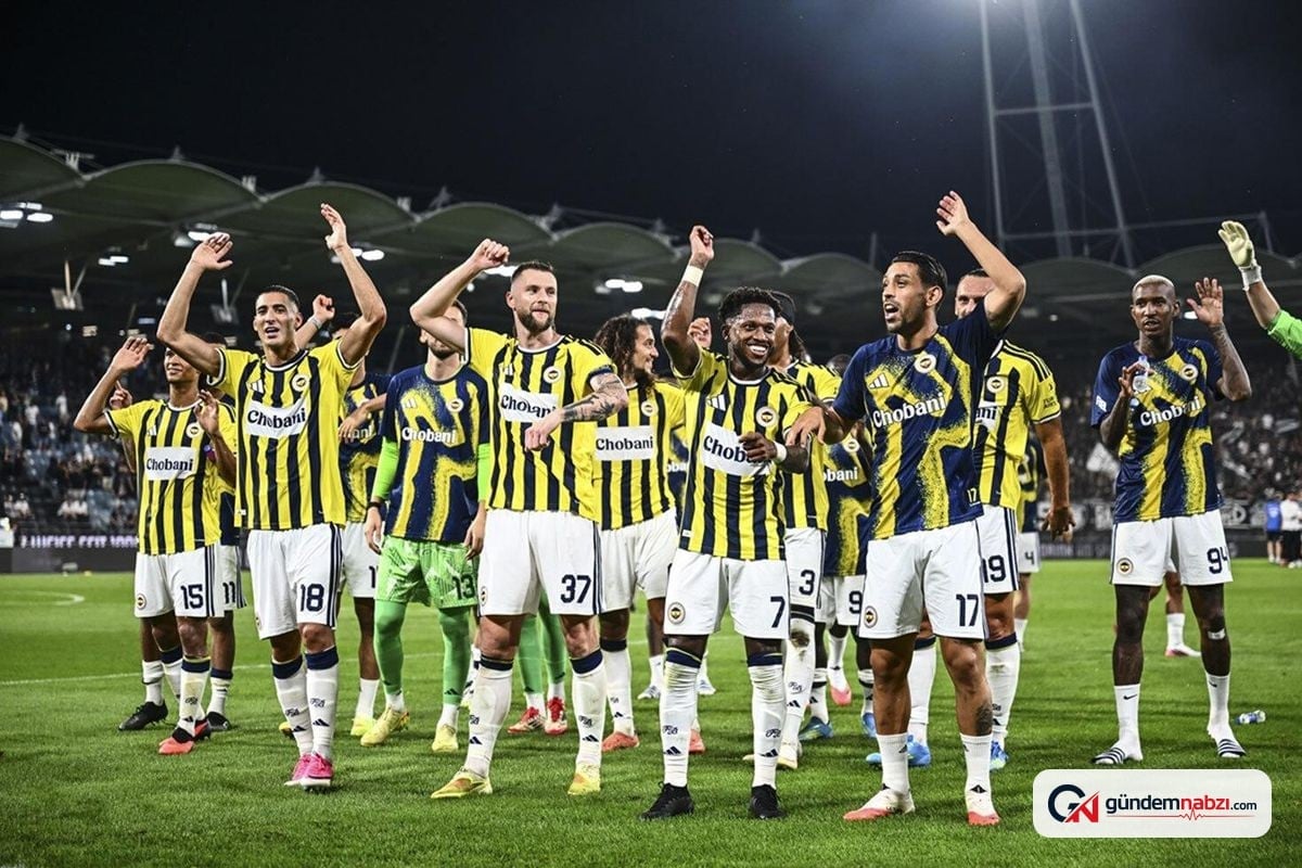 Fenerbahçe'de Fred Sturm Graz maçı sonrası tribünleri selamladı