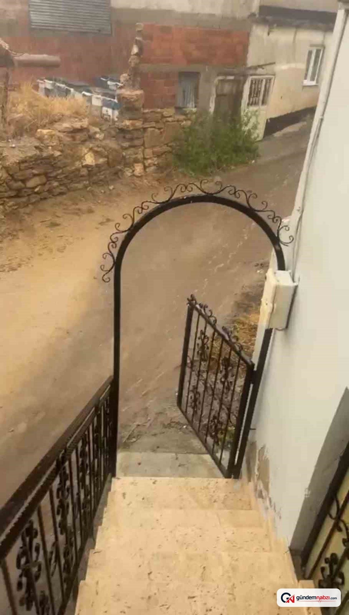 Bayburt'ta ani sağanak yolları göle çevirdi