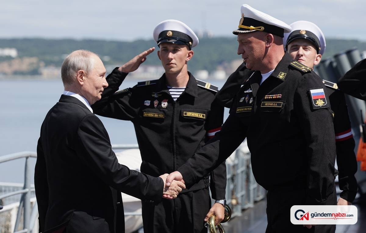 Putin, Varyag füzeli kruvazörle Sakhalin'e geldi