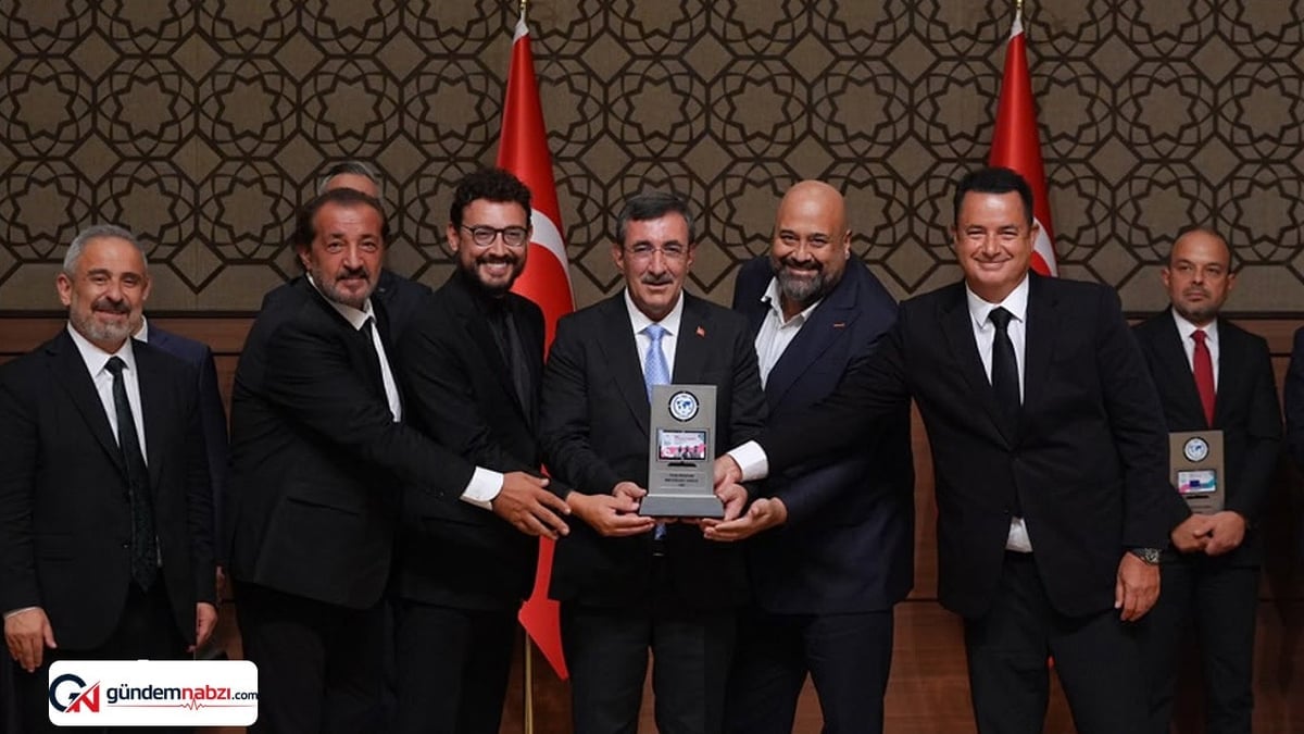 Acun Ilıcalı ödülünü Cevdet Yılmaz'ın elinden aldı