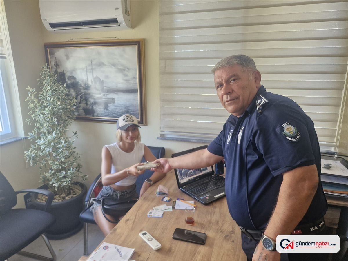 Antalya'da zabıta bulduğu kayıp çantayı sahibine teslim etti