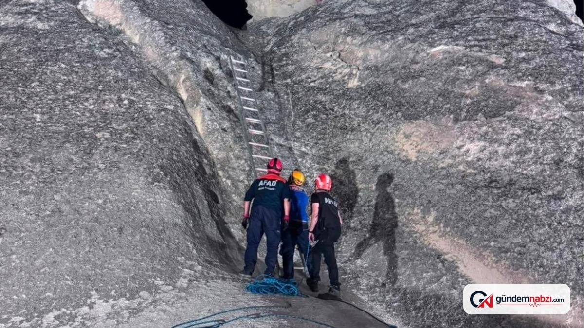 AFAD ekipleri, peribacasının tepesinde mahsur kalan turisti kurtardı