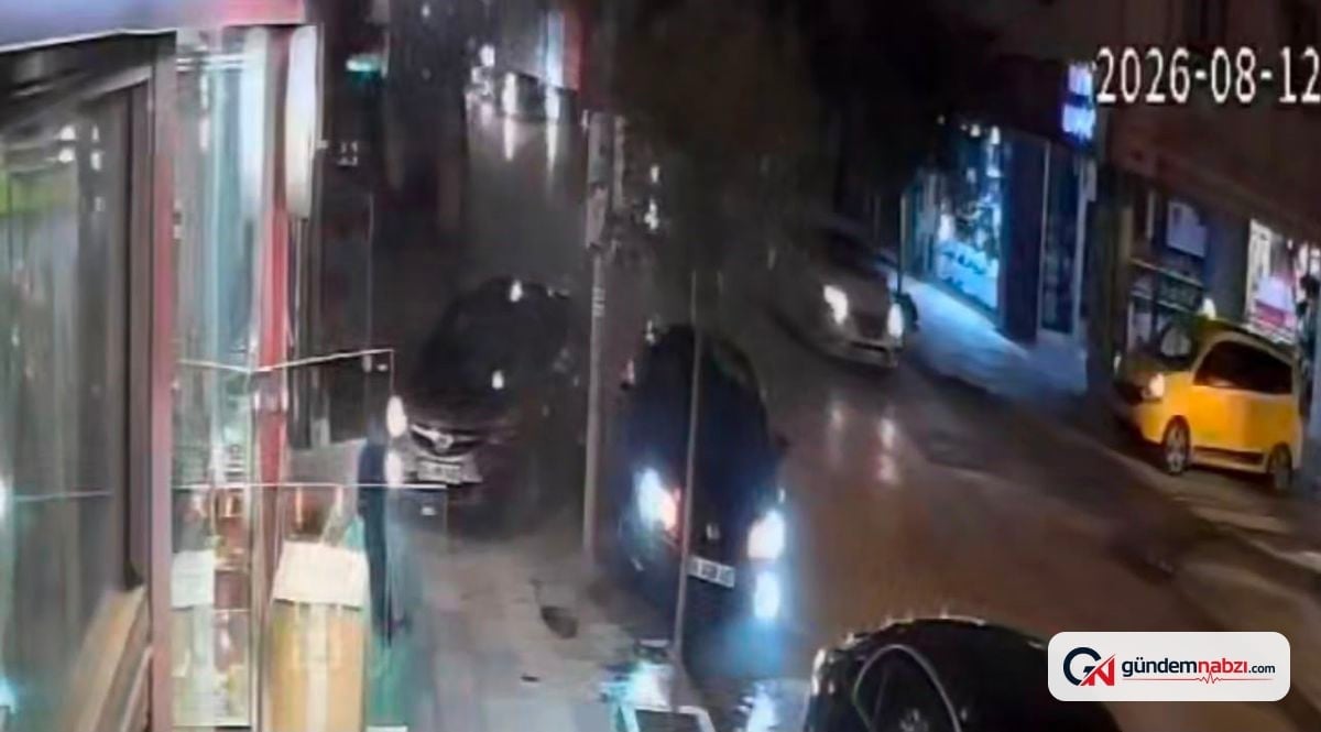 Elazığ'da iki otomobilin çarpıştığı kaza kameraya yansıdı