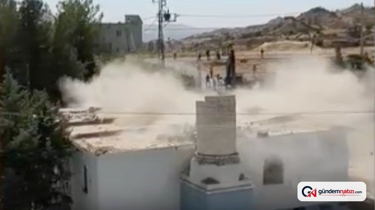 Siirt'te cami yenileme projesinde minare kontrollü yıkıldı
