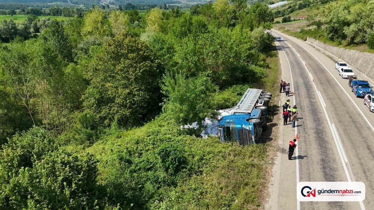 Sinop'ta un yüklü tır virajda kontrolden çıkarak yan yattı