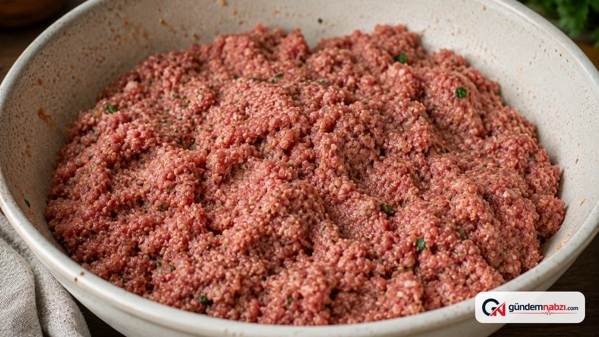 Köfte için 450 gram kıymaya 2 yemek kaşığı mayonez ekleyin