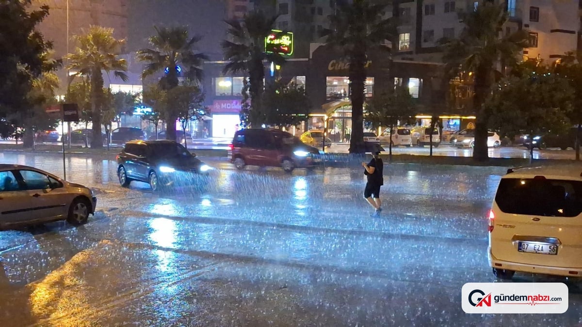 Adana'da akşam saatlerinde sağanak yağış etkili oldu