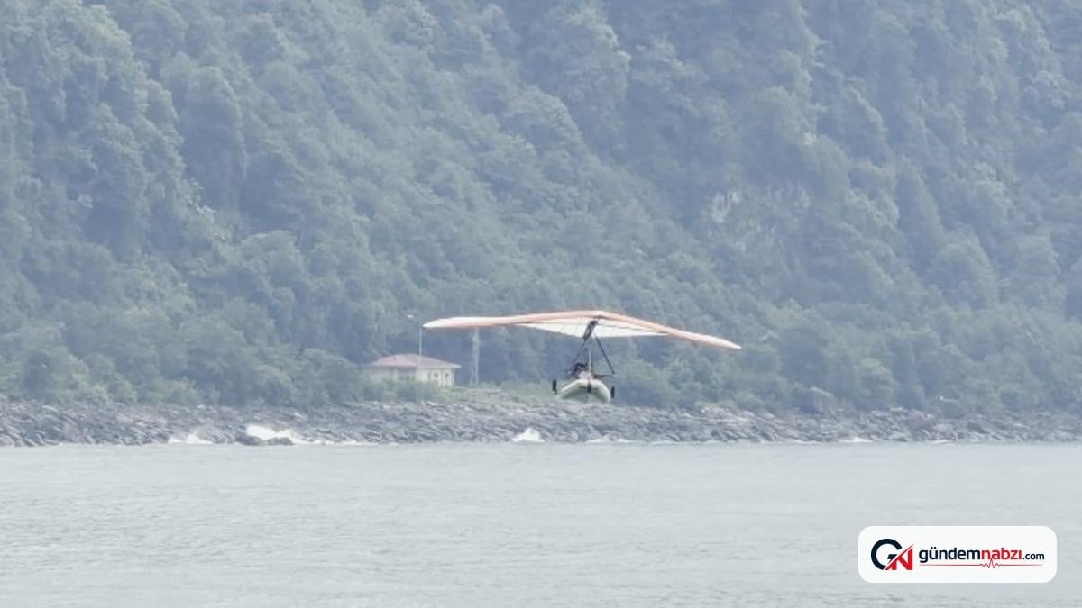 Artvin'de düzenlenen yamaç paraşütü yarışmasında uçan bot gösterisi ilgi çekti