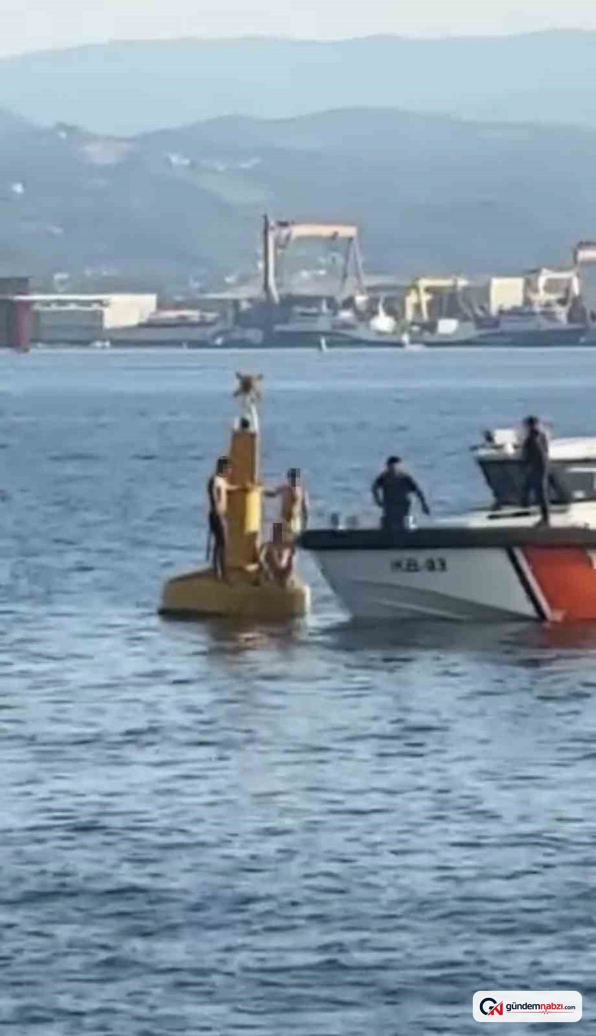 Kocaeli'de deniz fenerinde mahsur kalan 3 kişi kurtarıldı