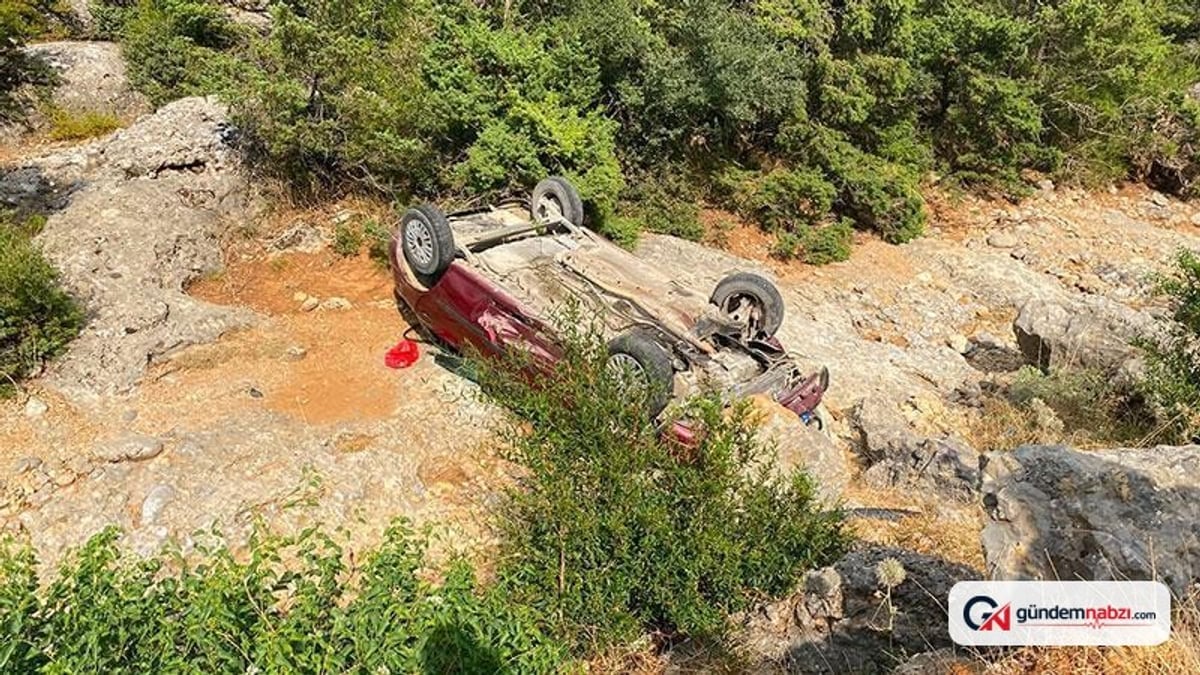 Adana'da otomobil şarampole devrildi; 2 kişi yaralandı