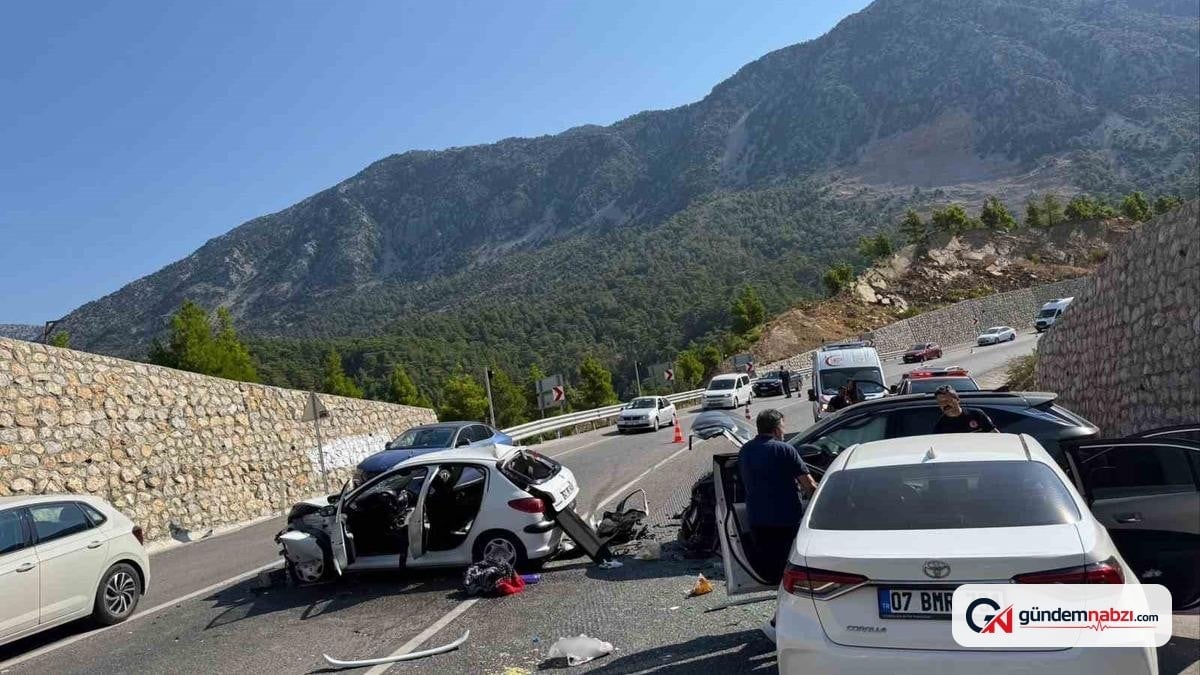 Karşı şeride geçen otomobil 3 araca çarptı: 4 yaralı