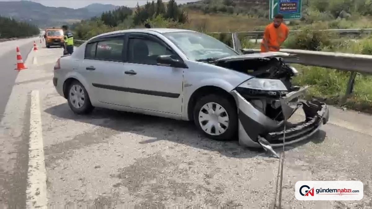 Osmaniye'de yağışlı havada kontrolden çıkan otomobil bariyerlere çarptı, 4 kişi yaralandı
