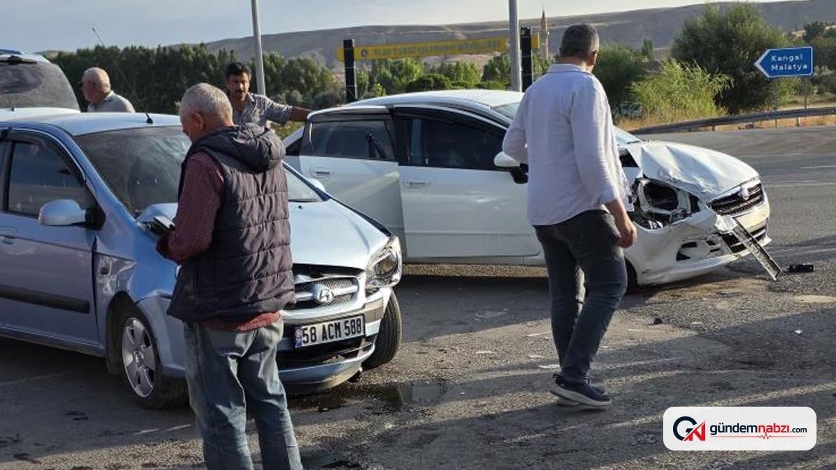Sivas'ta üç otomobilin karıştığı kazada 7 kişi yaralandı