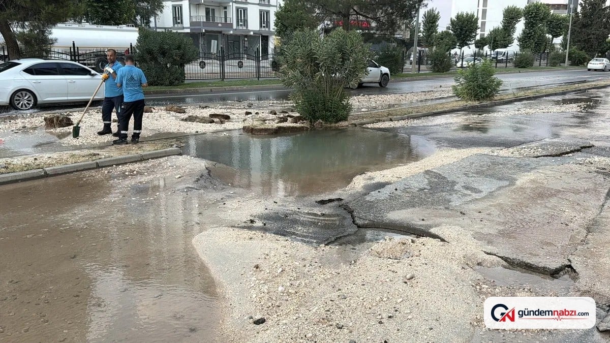 Adıyaman'da su hattı patladı, yol çöktü: Otomobil çukura düştü