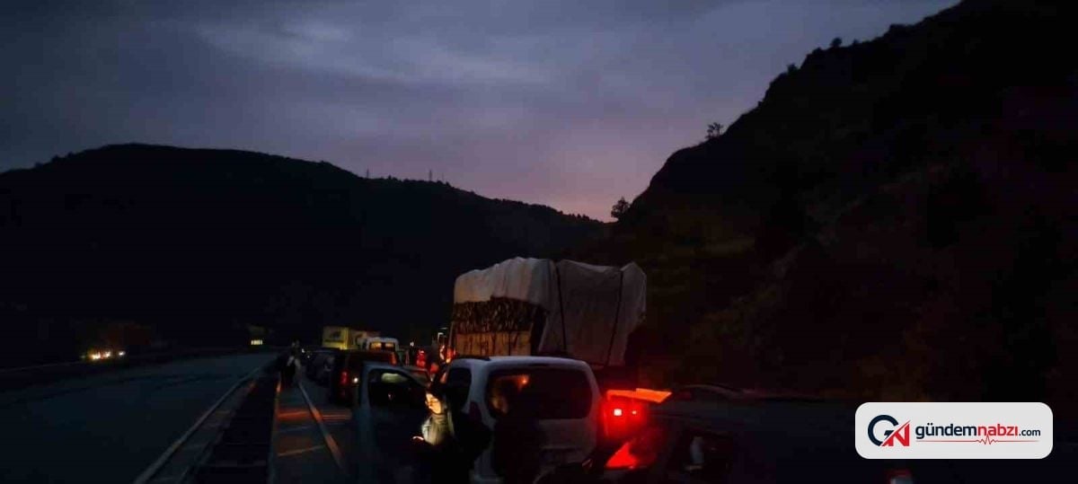 Sivas ile Giresun arasındaki yolda heyelan meydana geldi