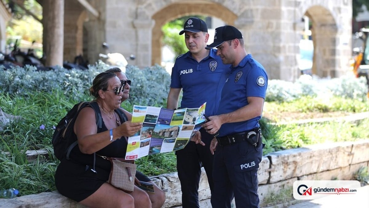 Antalya'da turizm polisleri, tatilcilerin sorunlarına çözüm buluyor