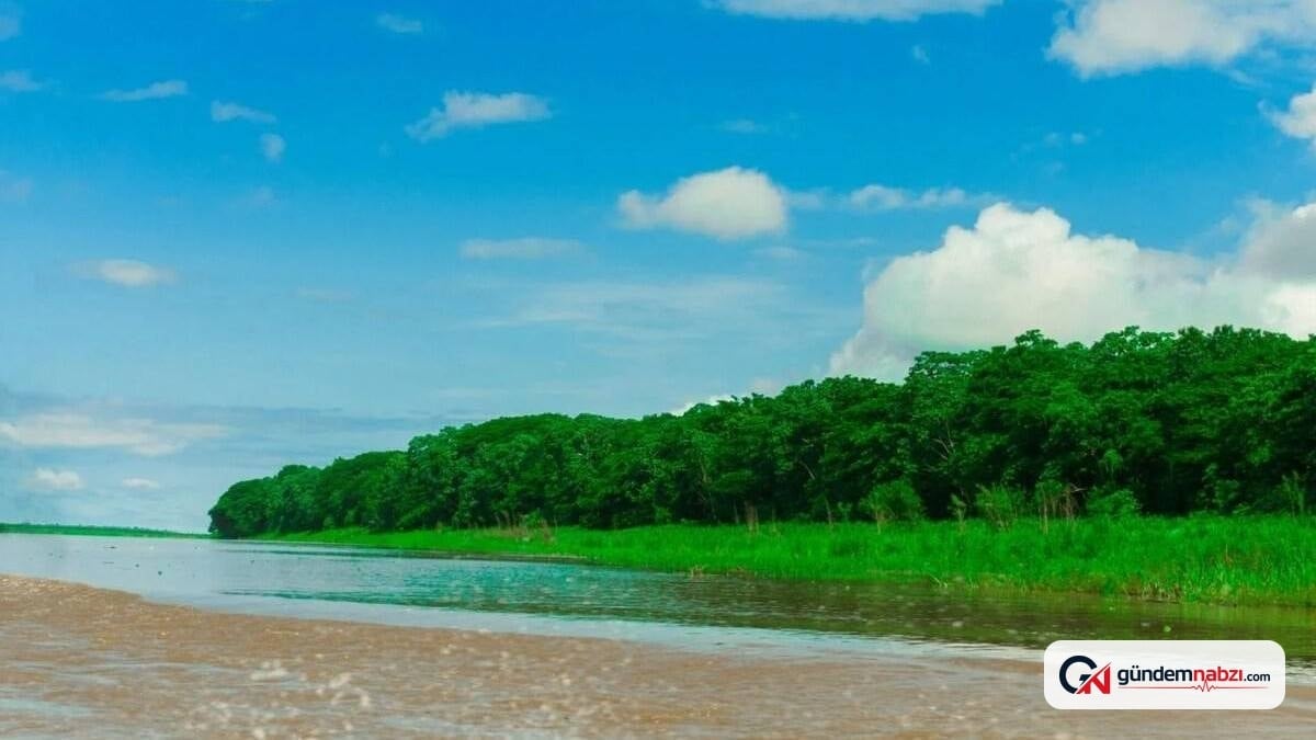 Peru'daki Shanay-Timpishka Nehri'nde kaynar su fışkırıyor
