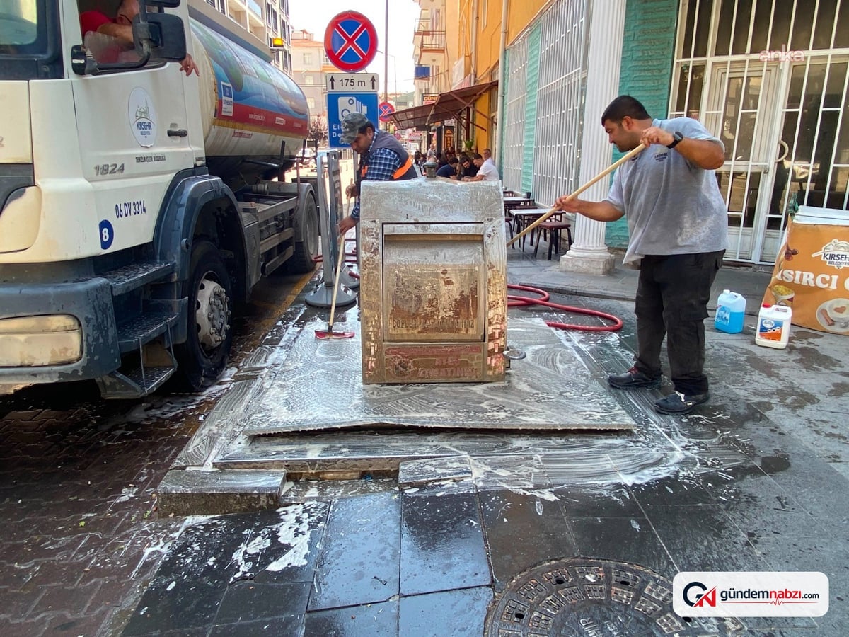 Kırşehir Belediyesi çöp konteynerlerini yıkayıp ilaçlıyor