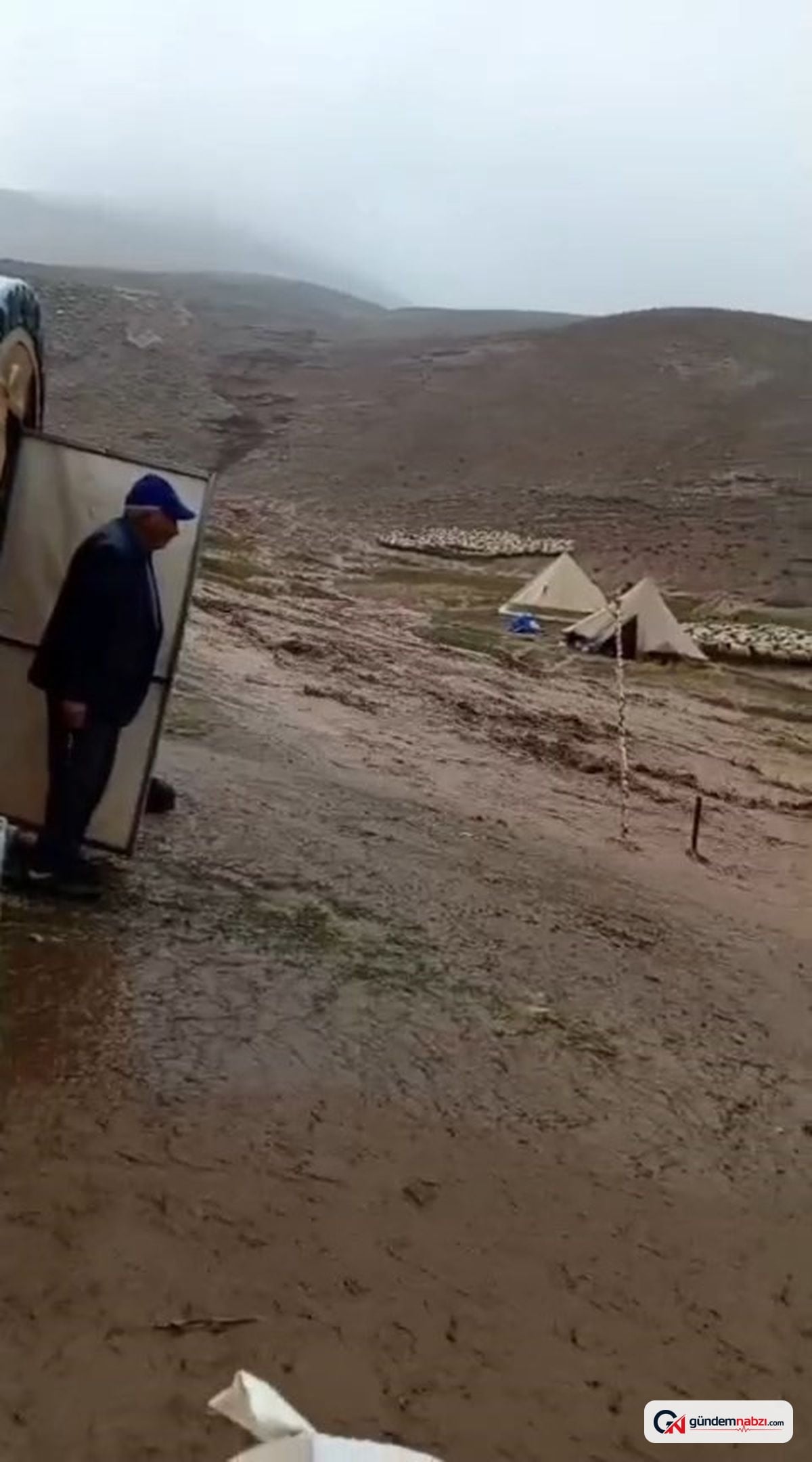Tunceli'de sel yayıldı, üreticiler zor anlar yaşadı