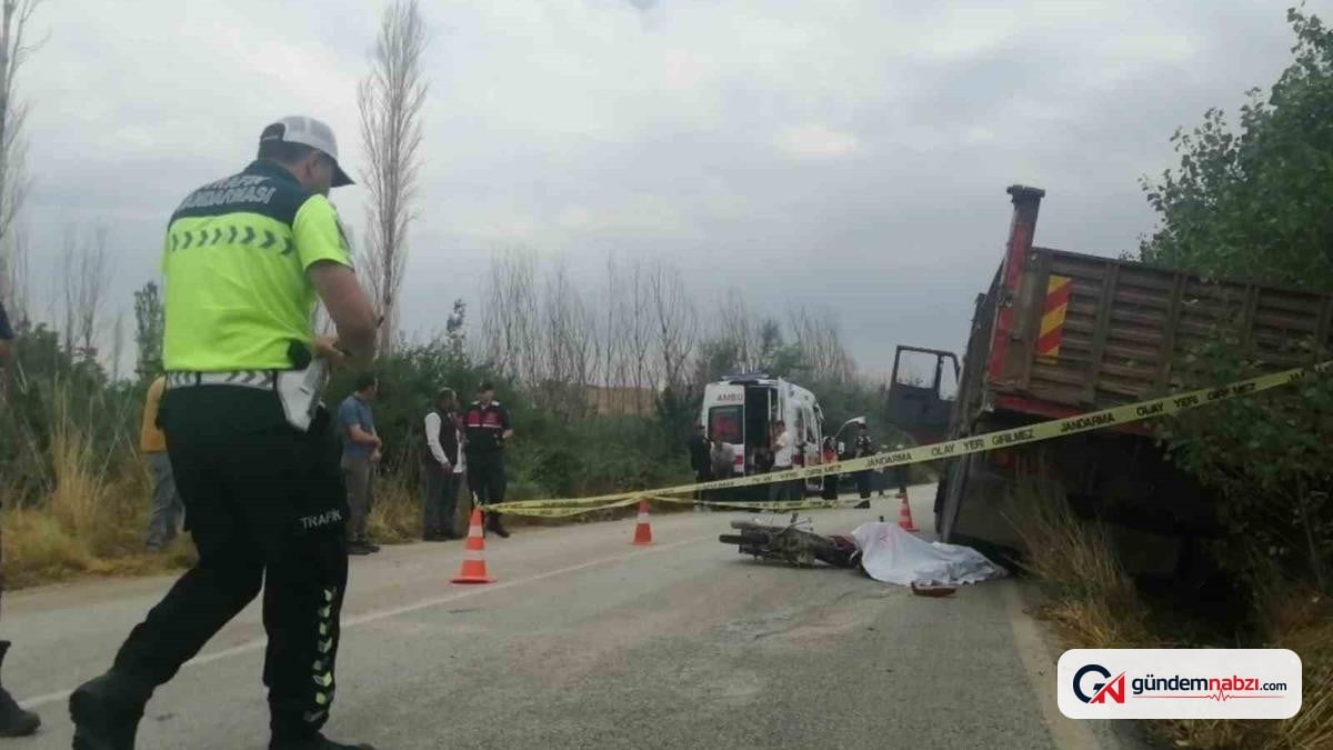 Isparta'nın Yalvaç ilçesinde kamyonla çarpışan 19 yaşındaki motosikletli hayatını kaybetti