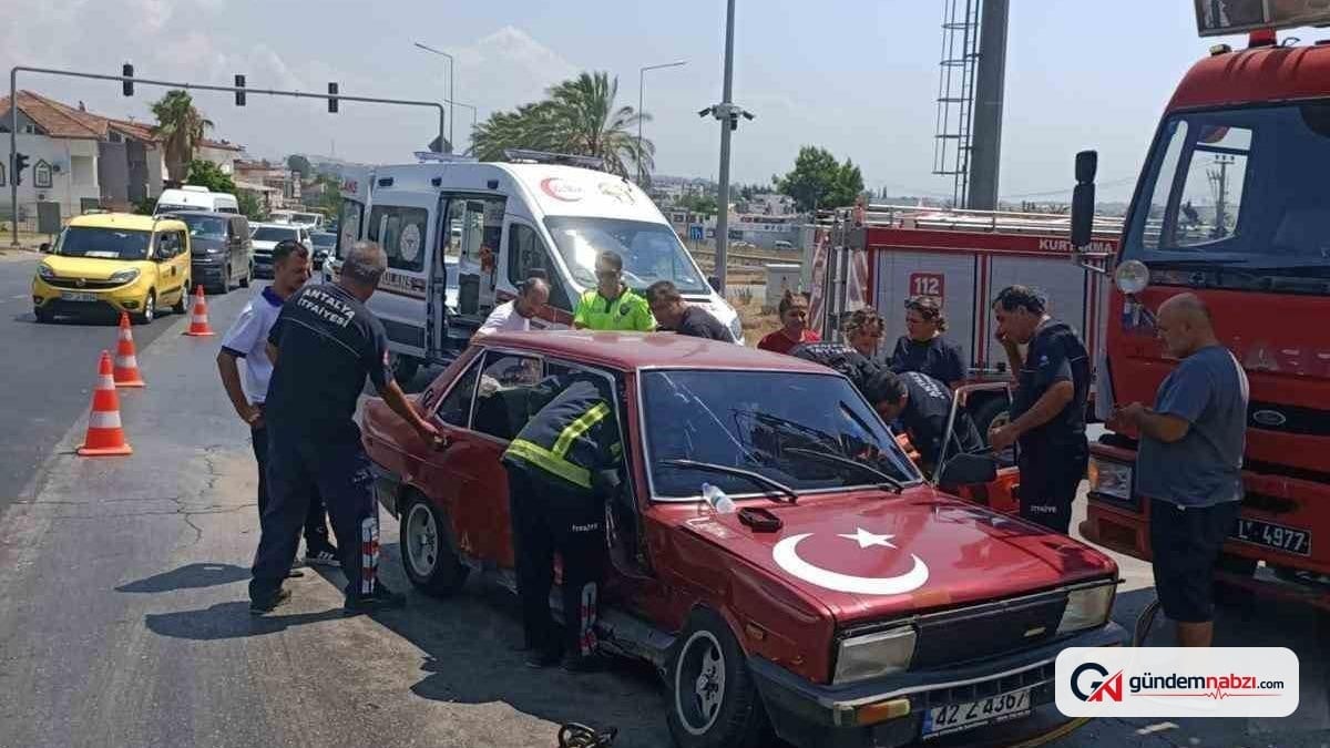 Antalya Manavgat'ta iki otomobilin çarpışması sonucu bir kişi yaralandı