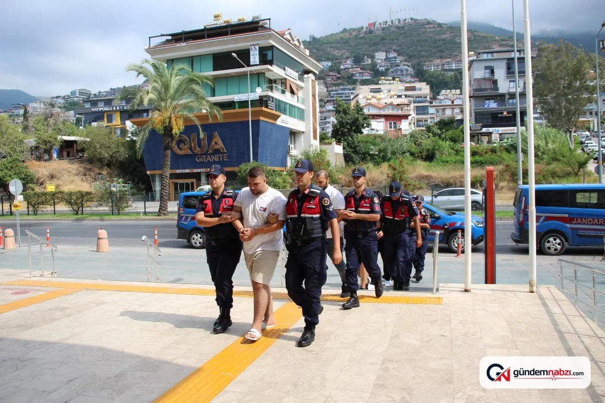 Antalya'da emlak ofisine silahlı saldırı düzenleyen 2 şüpheli tutuklandı