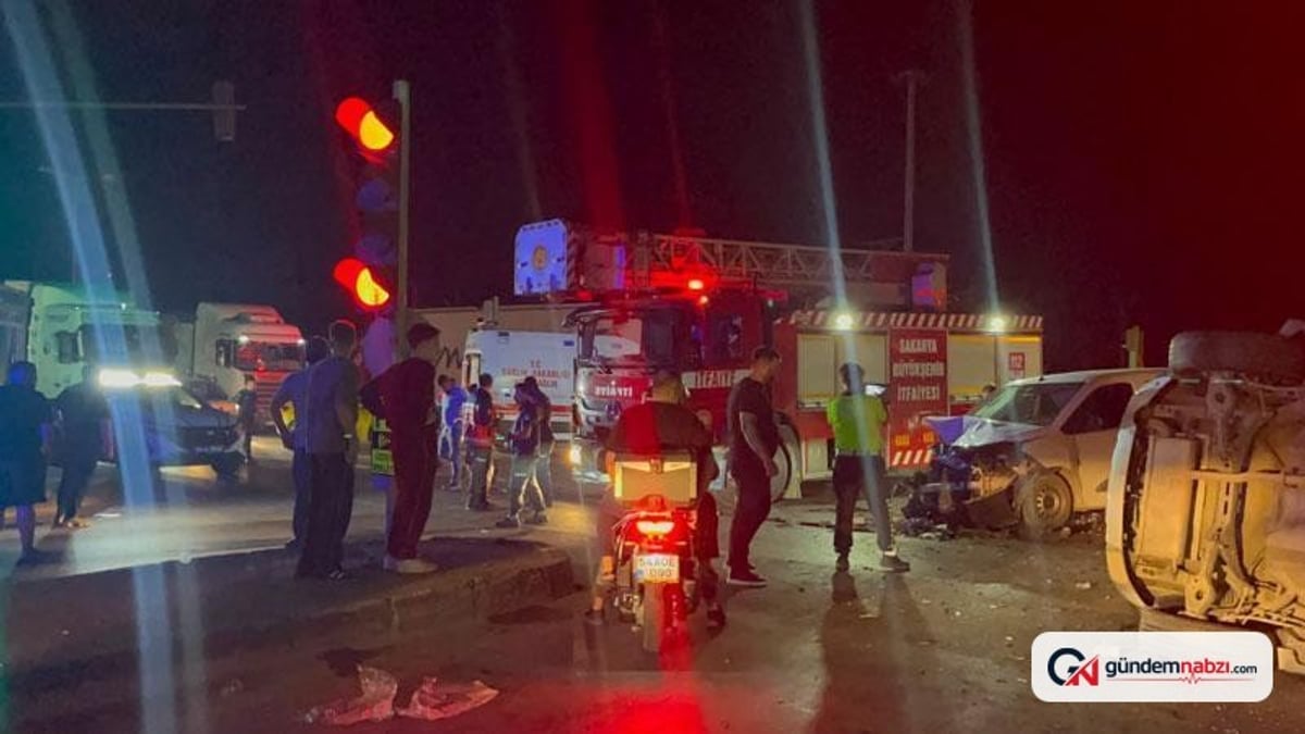 Sakarya'da iki araç çarpıştı: 2'si ağır 7 yaralı