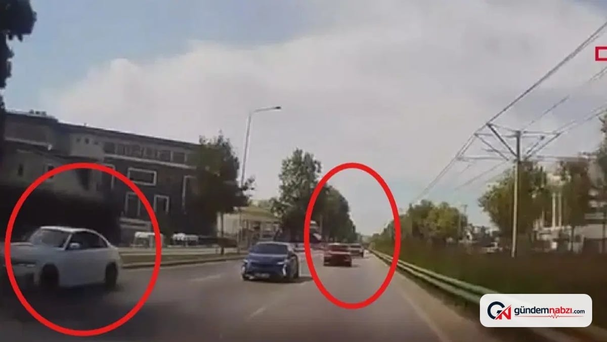 Bursa'da otoyolda makas atan otomobiller çarpıştı