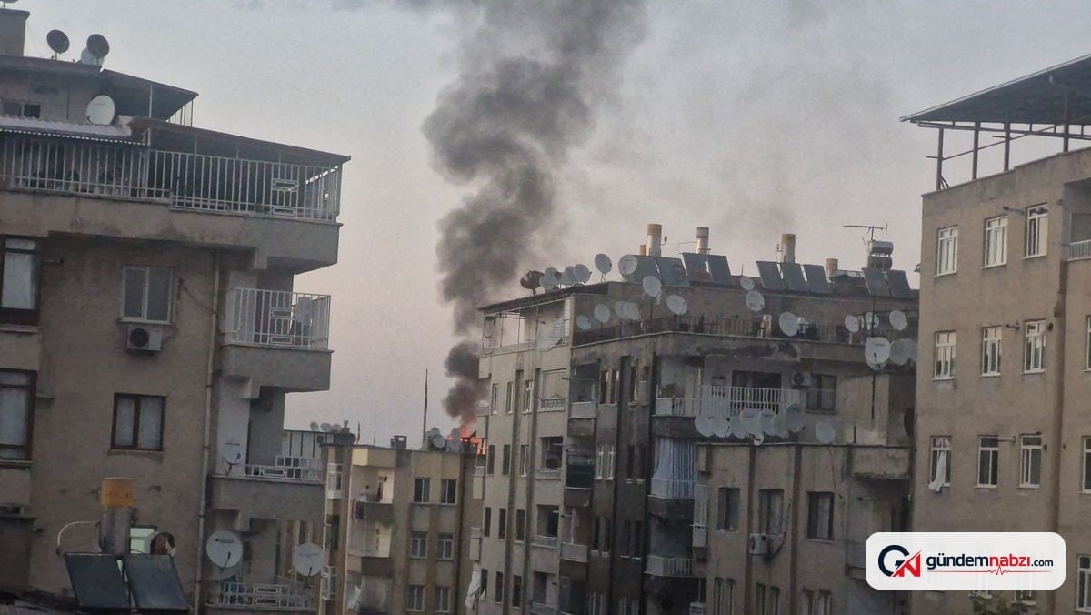 Diyarbakır'da 7 katlı apartmanın çatı katında yangın çıktı