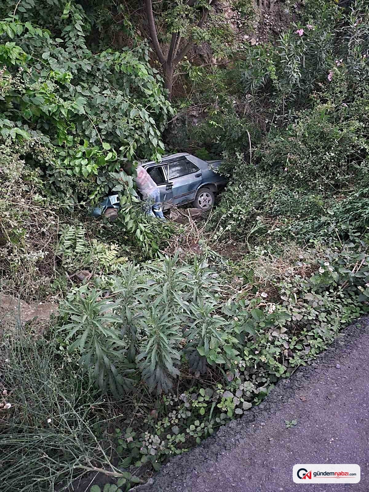 Hatay'da Tofaş otomobil dereye uçtu, sürücü yaralandı