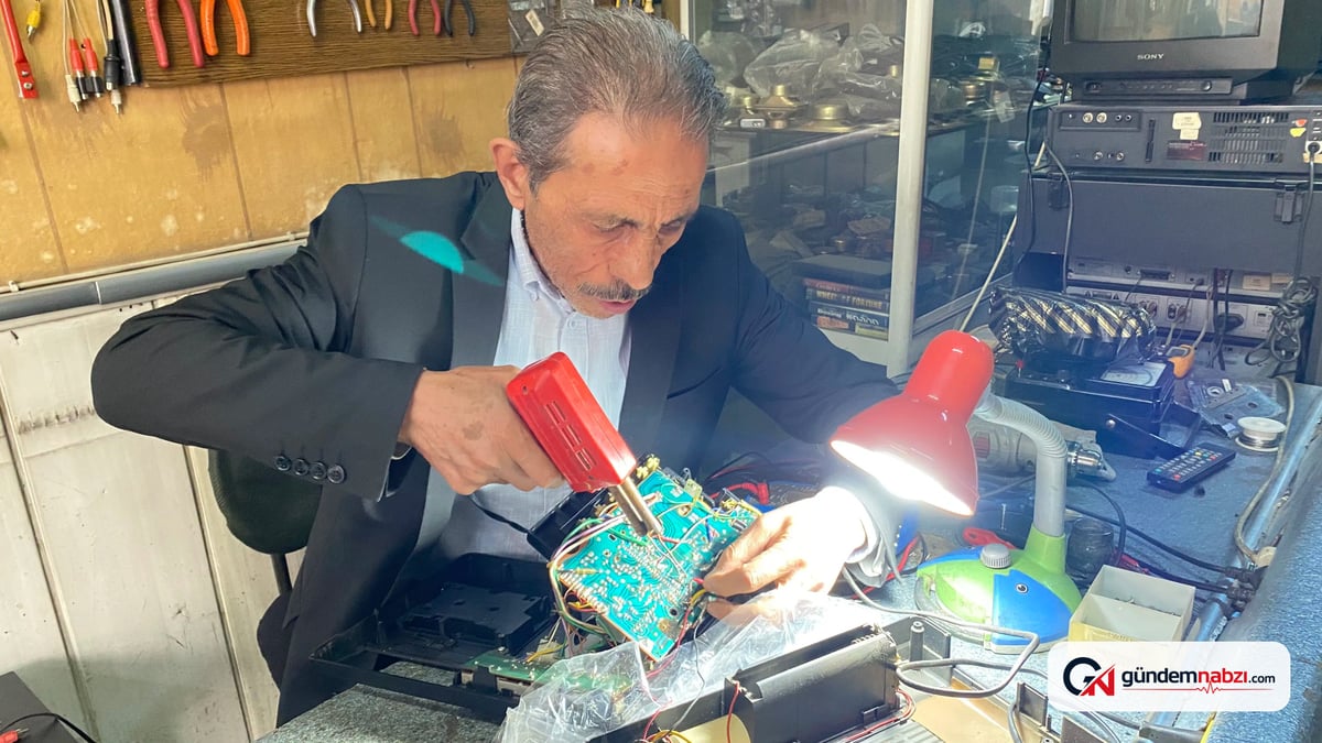 Erzurumlu Necip usta yarım asırdır eski cihazları onarıyor