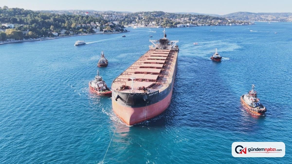 Rusya'da saldırıya uğrayan gemi İstanbul Boğazı'ndan geçti