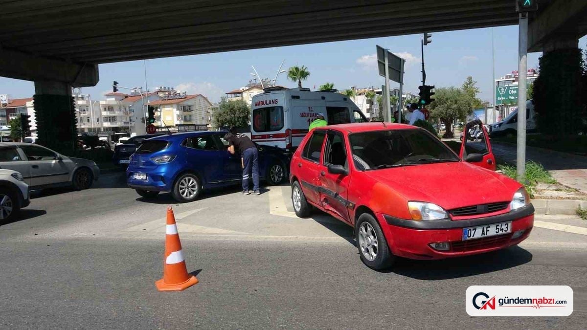 Antalya'da iki otomobil çarpıştı: 1 yaralı