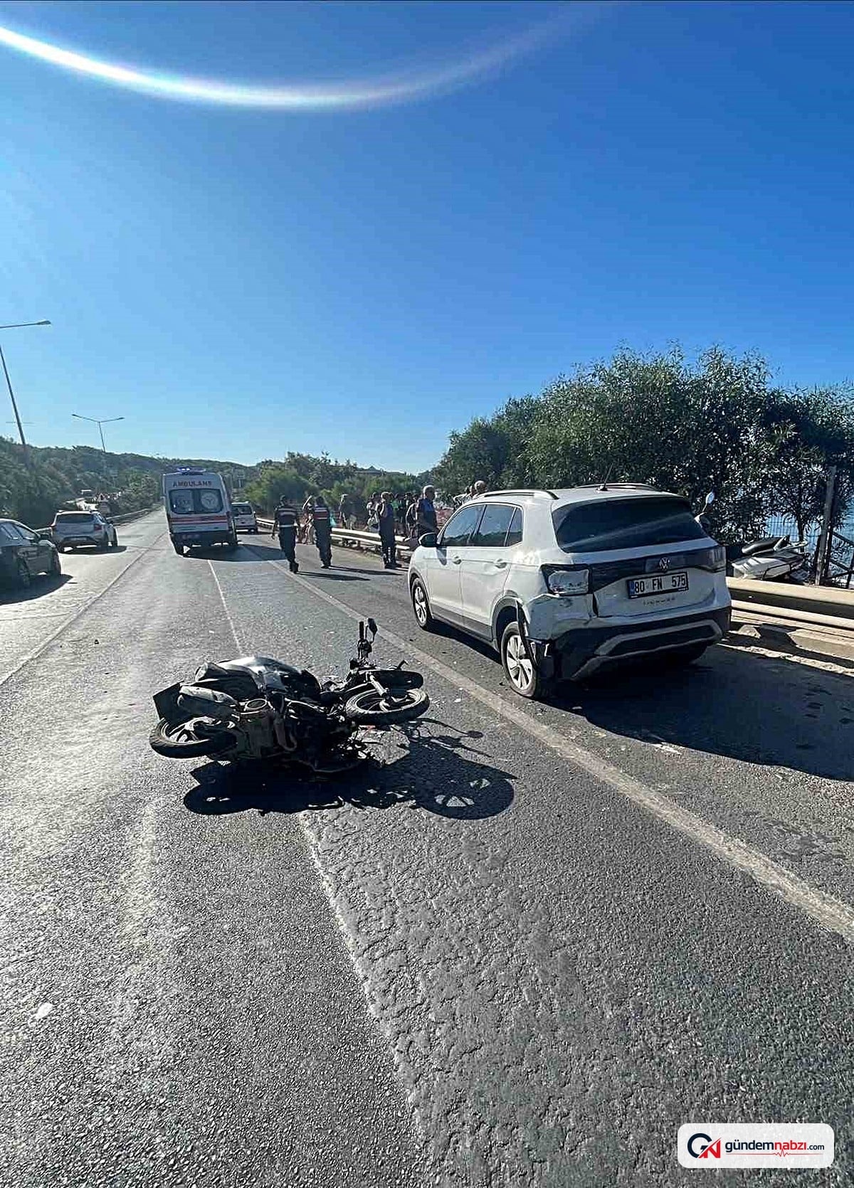 Antalya Alanya'da park halindeki araca çarpan motosiklet kazası