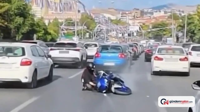 Motosikletlilerin dikkatsizliği izleyenlere pes dedirtti: Yolda kaza yaptı