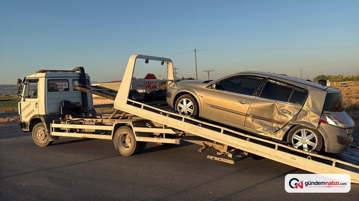 Eskişehir'de iki araç kavşakta çarpıştı, 3 kişi yaralandı