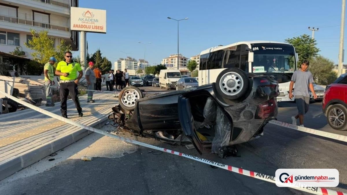 Antalya'da refüje çarpan otomobil takla attı, 2 kişi yaralandı