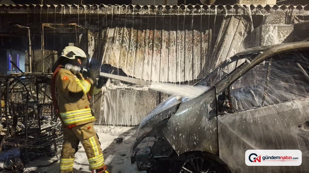 Sinop'ta Sanayi sitesinde yangın çıktı: 2 araç yandı