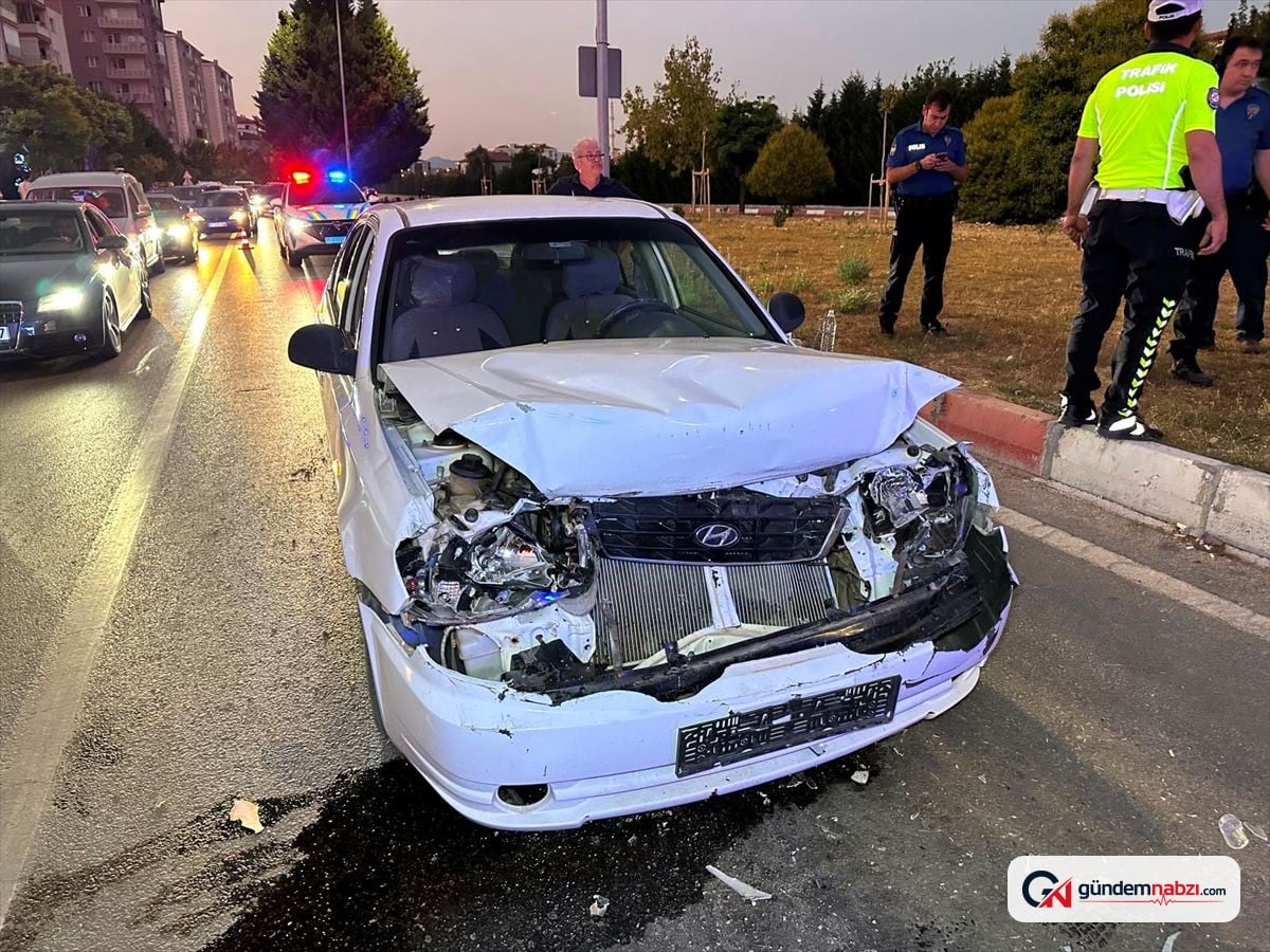Uşak'ta trafik ışığında çarpışma: 3 yaralı