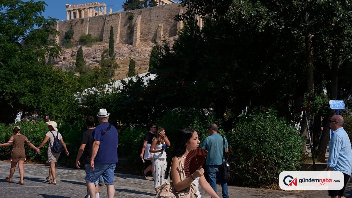Yunanistan'a gelen turist sayısı arttı, harcamalar düştü